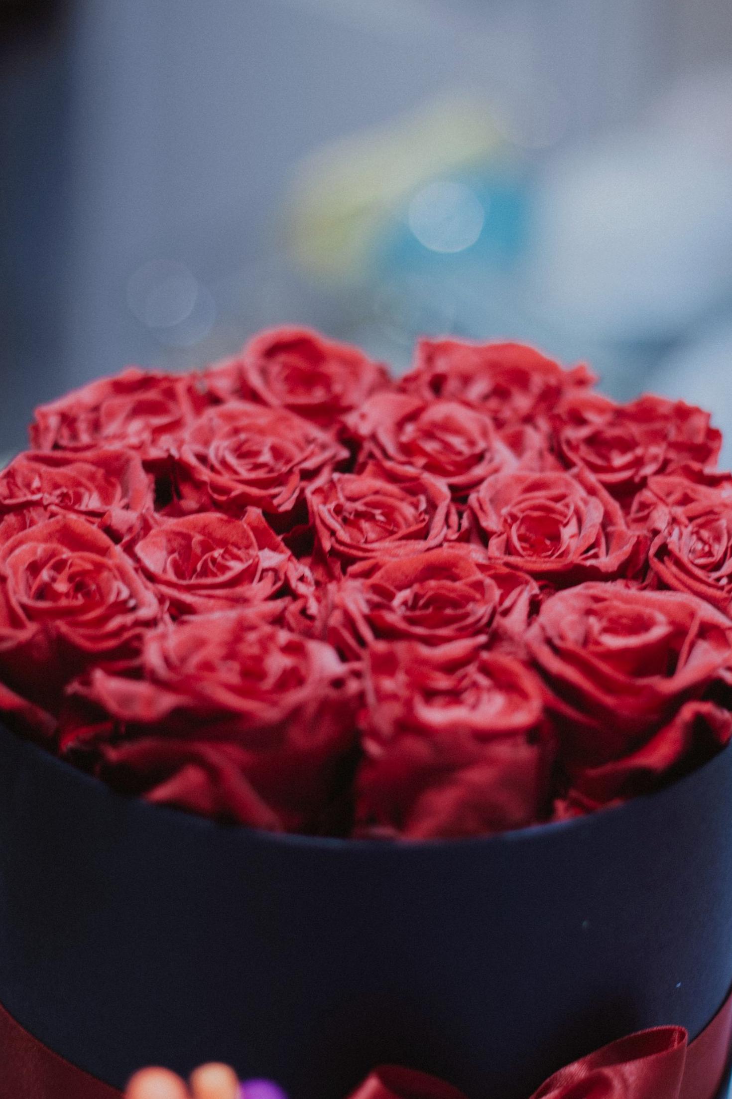 Exquisite red roses arranged in a premium black gift box