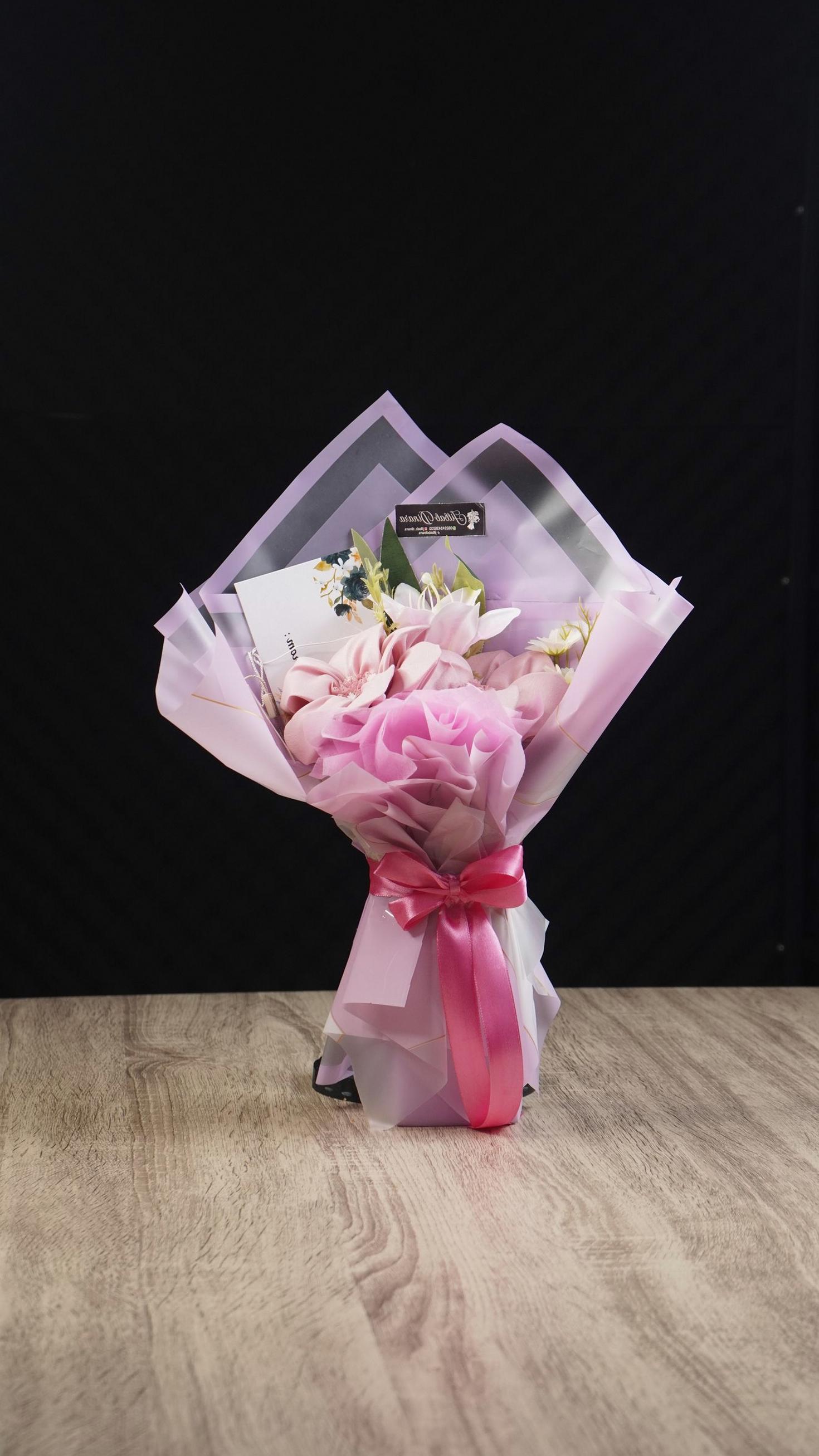 Romantic pink bouquet for anniversaries